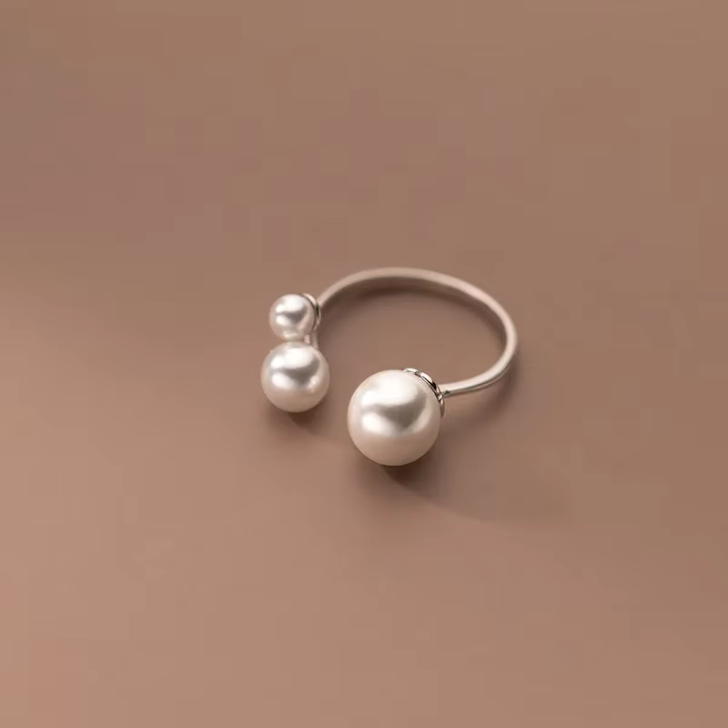Vera | Verstellbarer Ring mit Süsswasserperlen und Dreieck-Design